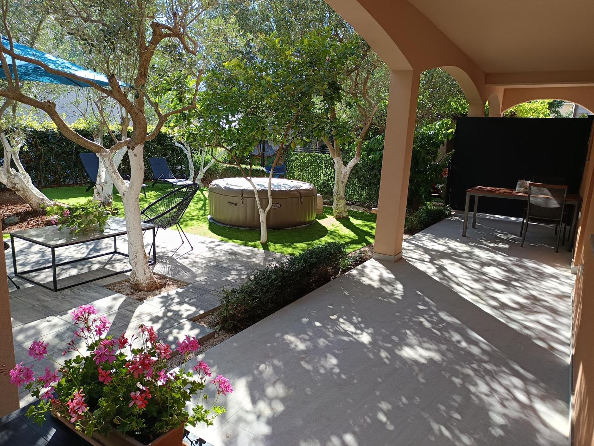 Apartment Garden *